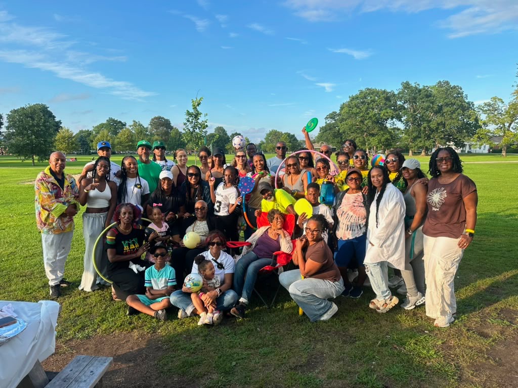 Large group of Friends of Porus families gathered on the grass at Glenn Island Park for the Family Fun Day picnic